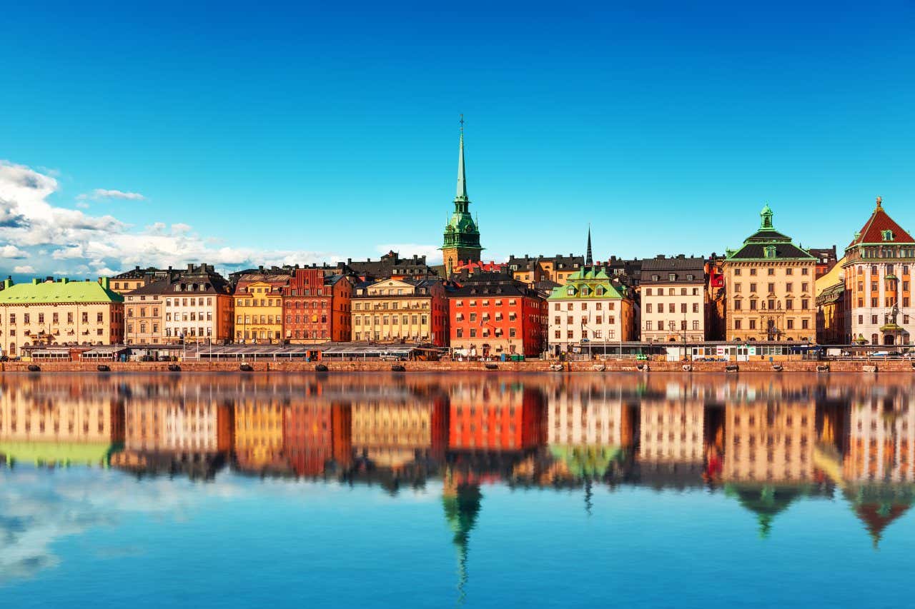 Vue sur le rivage de Stockholm et ses bâtiments colorés se reflétant dans l'eau depuis un bateau