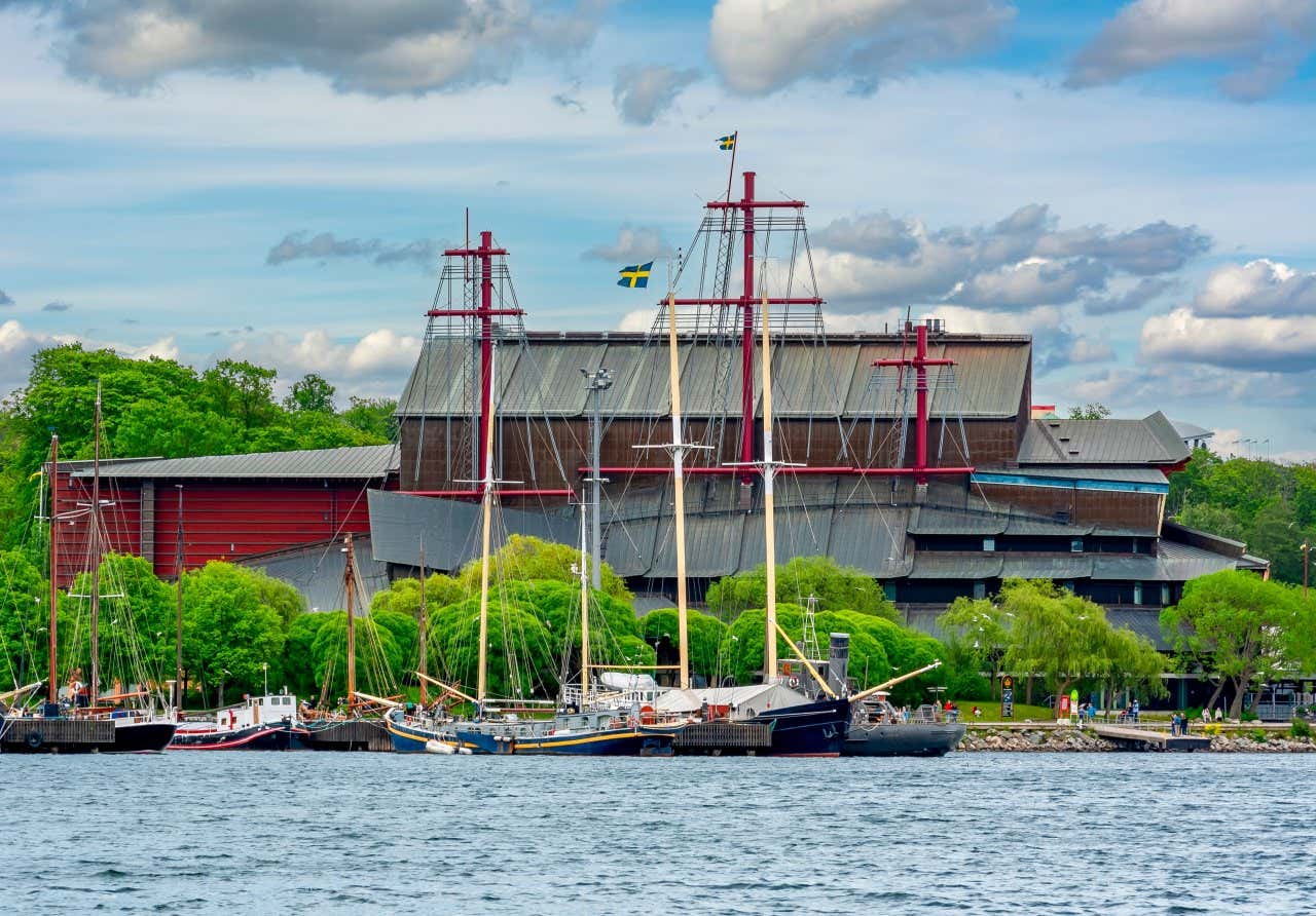 Vue sur le musée Vasa de Stockholm et des bateaux, le musée à ne pas manquer si vous ne savez que faire à Stockholm