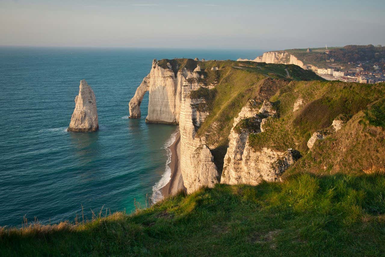 La plage d'Étretat, sous ses imposantes falaises, l'une des meilleures plages de France