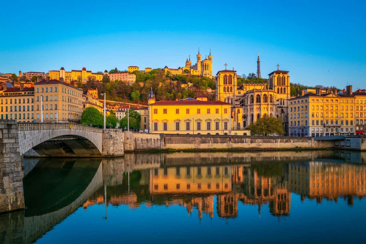 Lyon, au bord du Rhòne, coucher du soleil, un endroit incontournable de la  Fête des Lumières