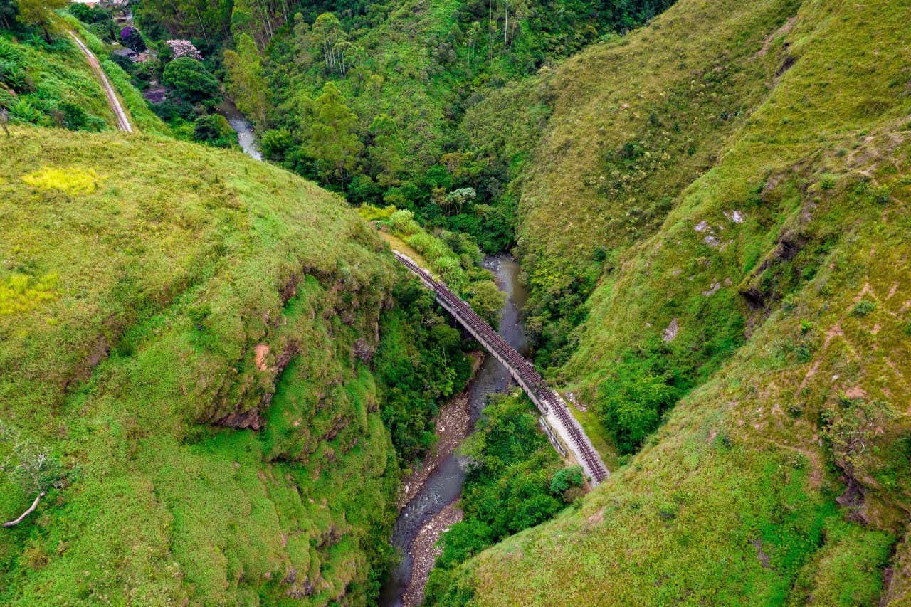 Paisagens vista de cima de onde passa o trem da Vale