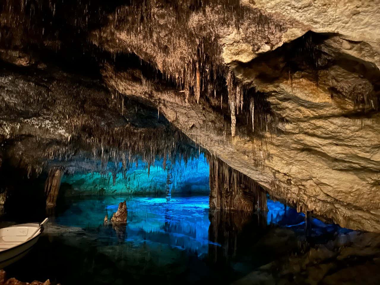 Lac souterrain sous les formations minérales des grottes du Drach, une visite à faire à Majorque