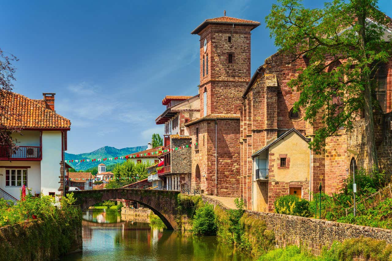 Vue sur le village médiévale de Saint-Jean-Pied-de-Port, l'un des plus beaux villages du Pays basque français