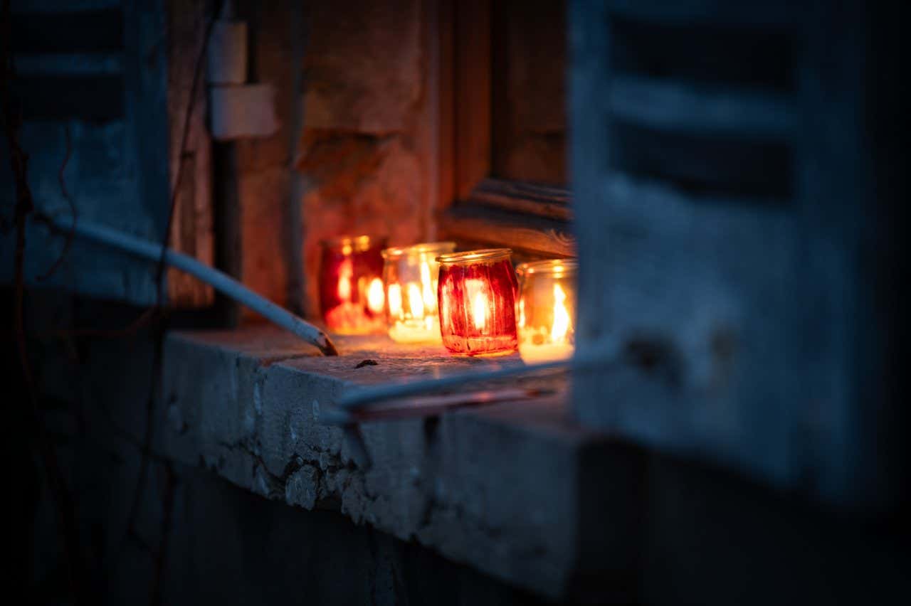 Des bougies sur une fenêtre, une tradition à l'origine de la Fête des Lumières de Lyon