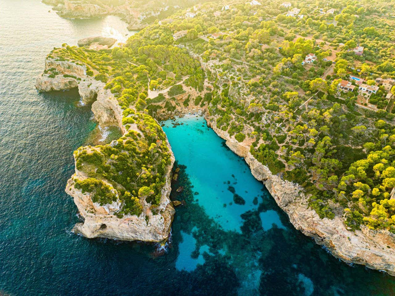 Vue aérienne sur Calo des Moro, l'une des plus belles criques de Majorque, un lieu incontournable de l'île