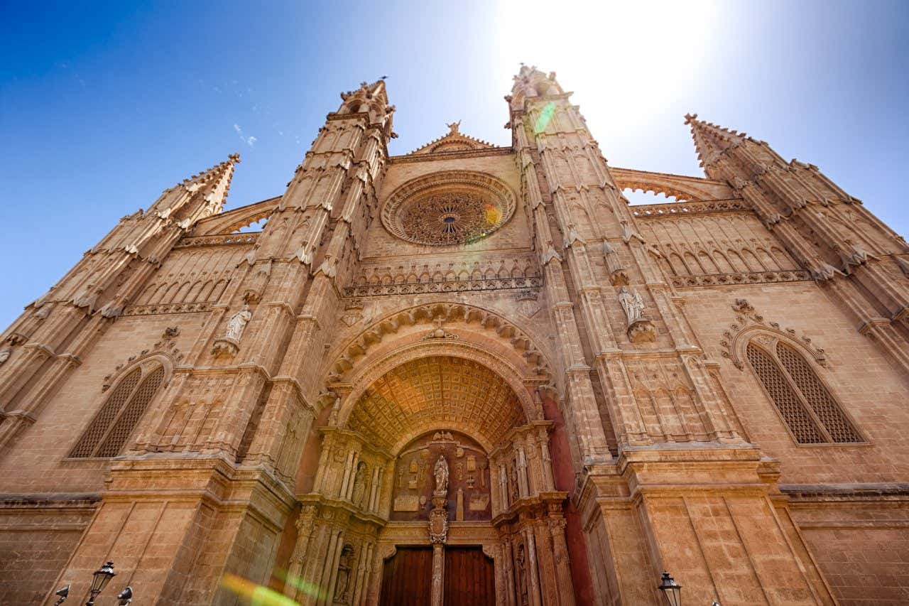 Photo en contre-plongée de la cathédrale de Palma, une visite à ne pas manquer à Majorque