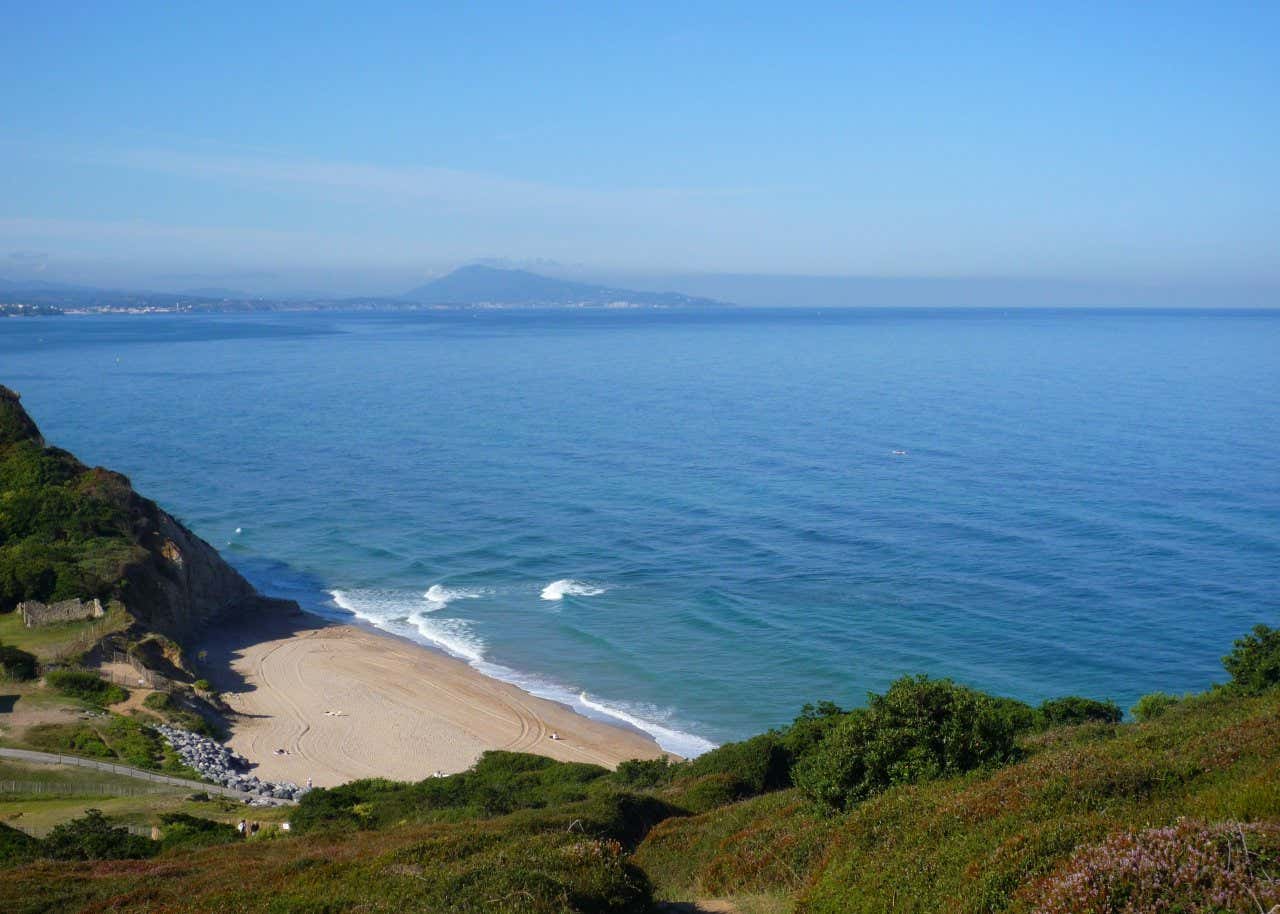 Vue sur la plage d'Erretegia, entourée de falaises et de végétation, à Bidart, l'une de plus beaux villages du Pays Basque français