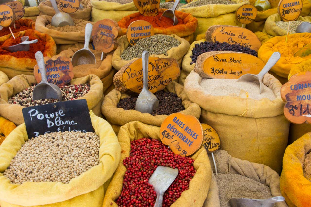 Épices dans des sacs sur un marché d'Ajaccio, une visite à faire en Corse