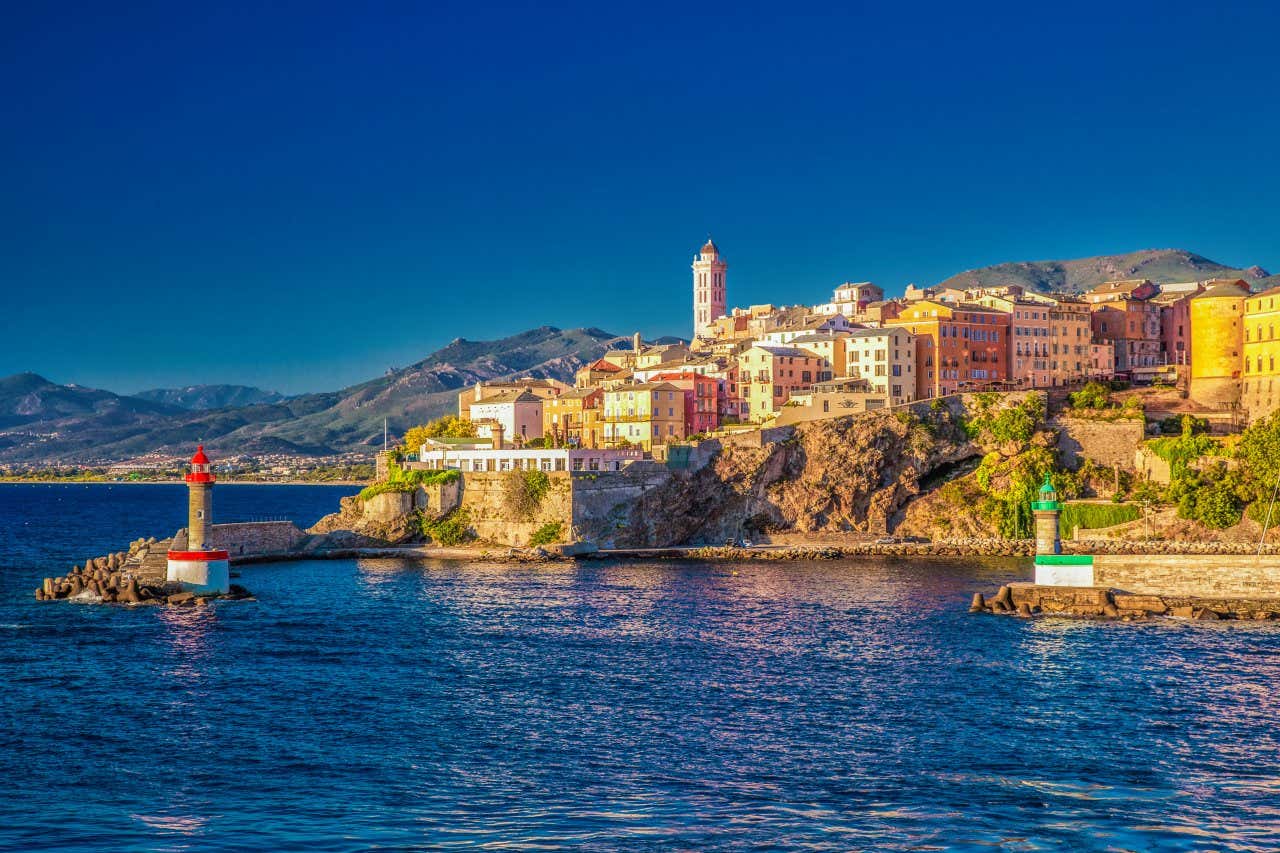 Le vieux Bastia, au bord de la mer, ciel bleu, une ville à visiter et où faire des activités en Corse