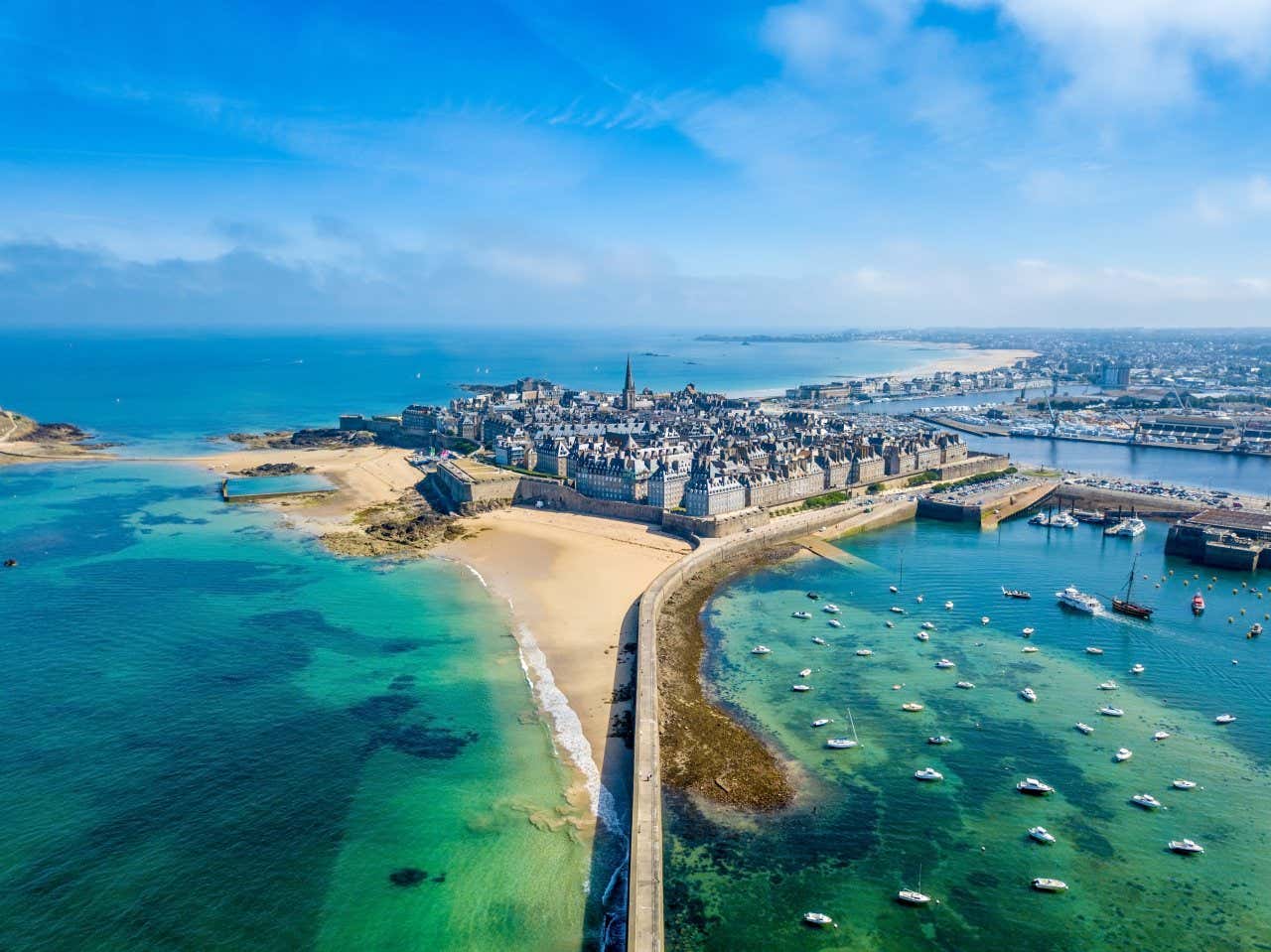 Vue aérienne sur la ville de Saint-Malo et la plage du Sillon, l'une des plus belles plages de France