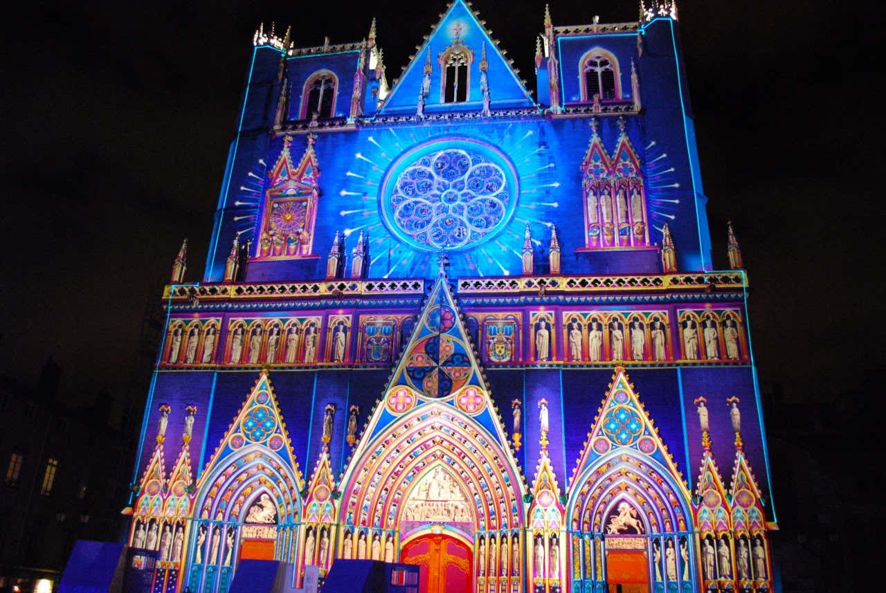 Cathédrale Saint-Jean sous les couleurs de la Fête des Lumière de Lyon, le meilleur moment pour visiter la ville