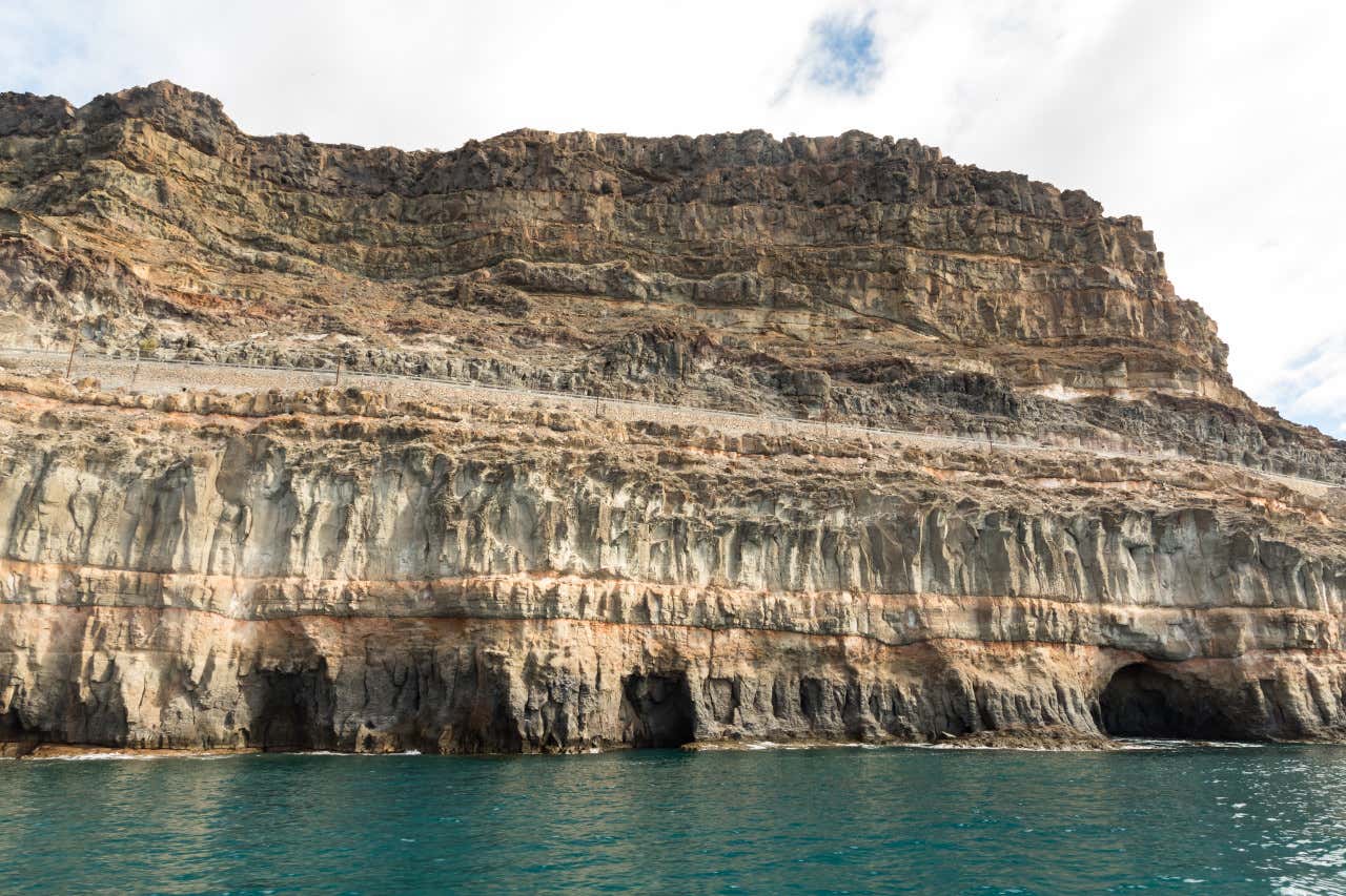 Roca de las cuevas de Taurito junto al mar en Gran Canaria