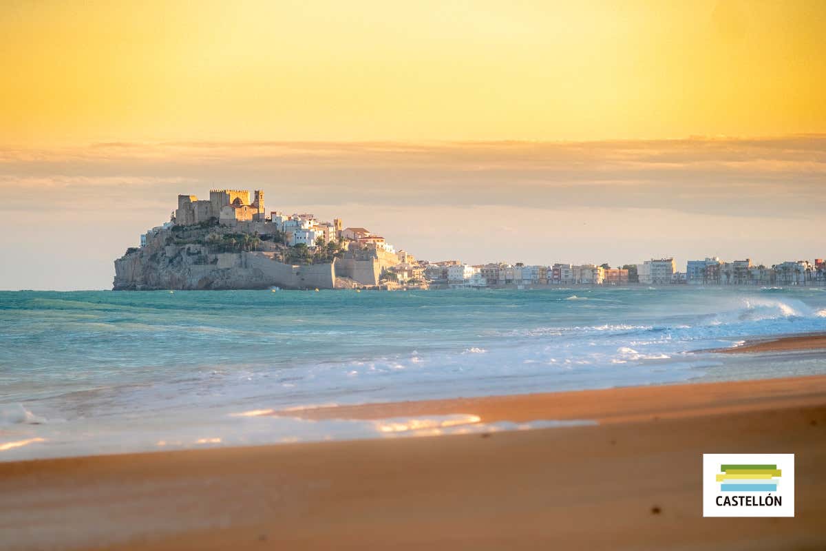 Vista panorámica del pueblo costero de Peñíscola, con el castillo de la localidad al fondo