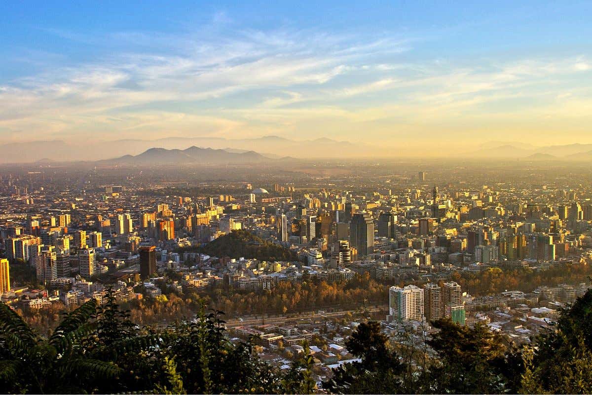 Vista panorámica de Santiago de Chile en el atardecer 