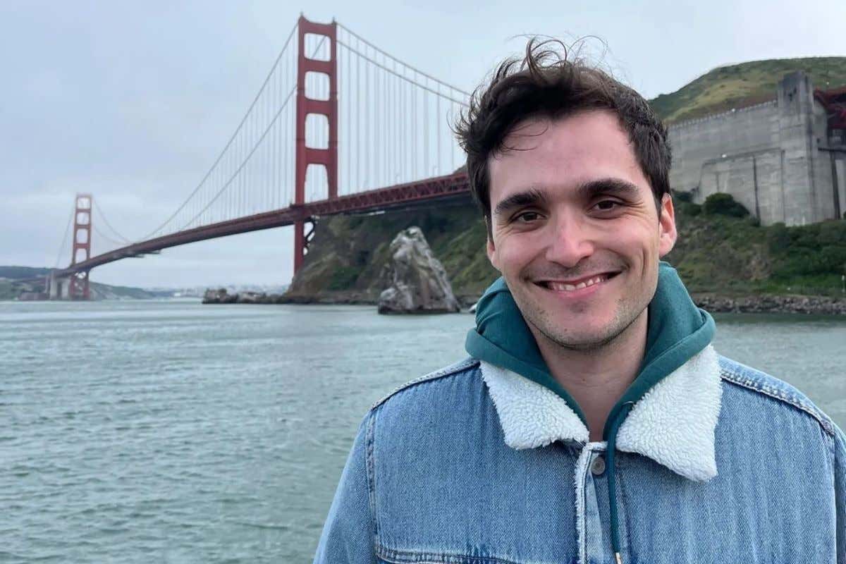 David Doello sonriente en a orilla del rio de San Francisco, atrás el puente Golden Gate