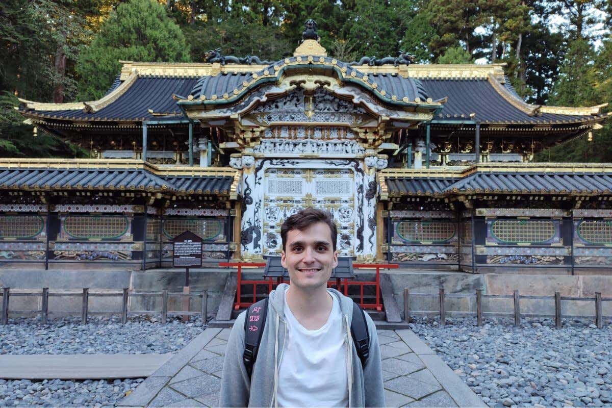 David Doello frente al templo Nikko Tosho-Gu