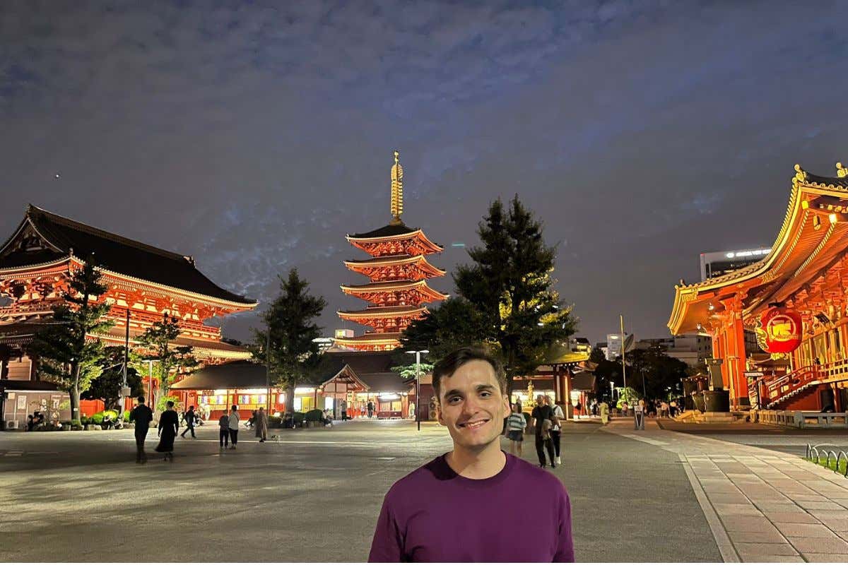 David Doello frente al templo budista Senso-Ji en Tokio