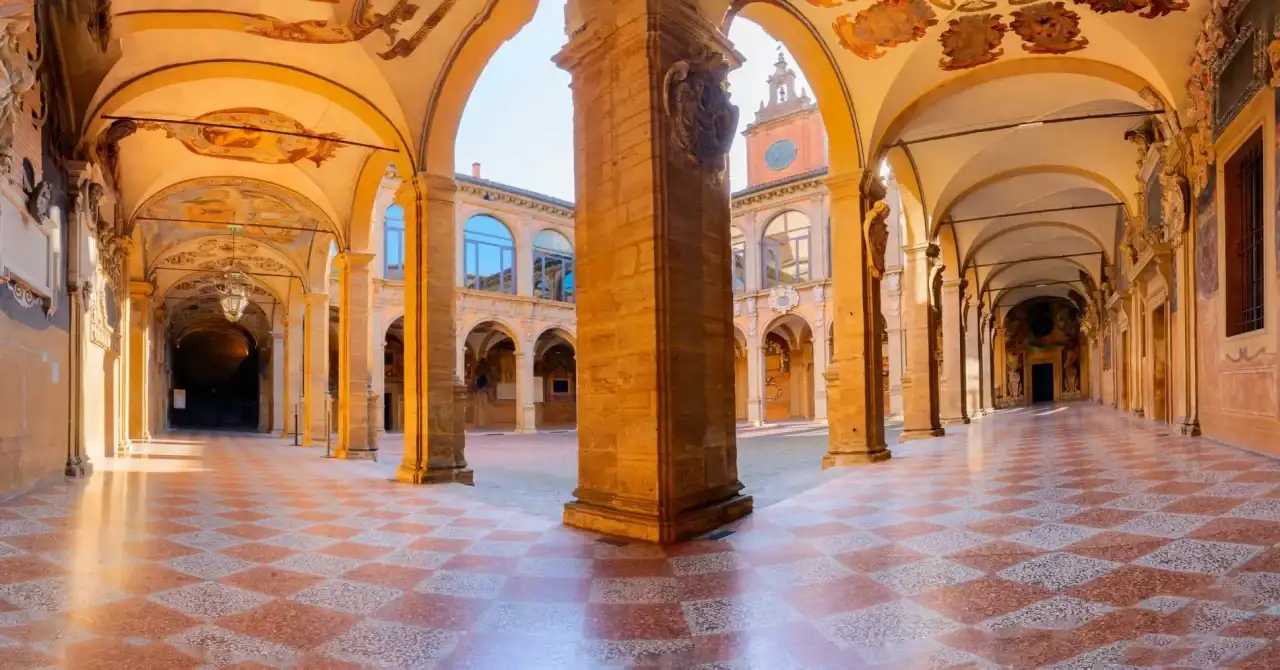 Cour avec des arches de l'université de Bologne