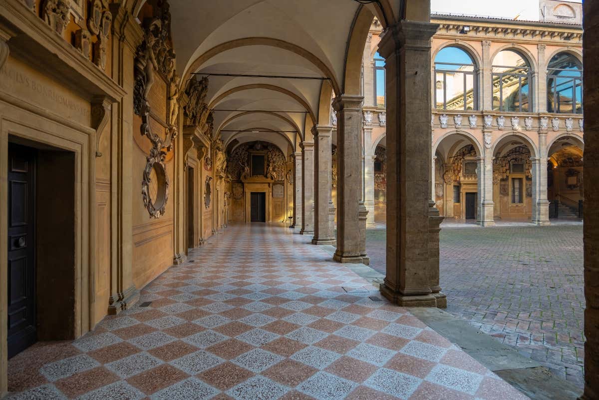 El patio interior del Archiginnasio con numerosas columnas y ventanales 