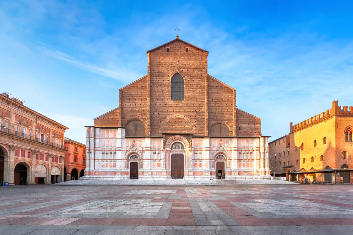 La Basílica de San Petronio, en la Piazza Maggiore de Bolonia, Italia