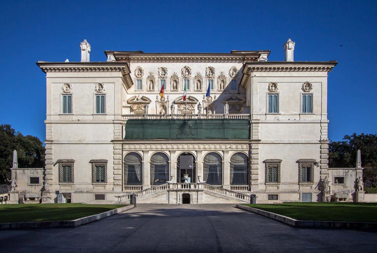 Fachada da Galeria Borghese em um dia ensolarado