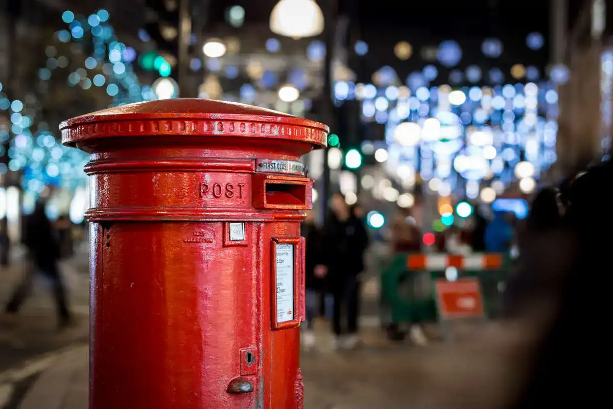 Uma caixa cilíndrica de correio vermelha, típica de Londres