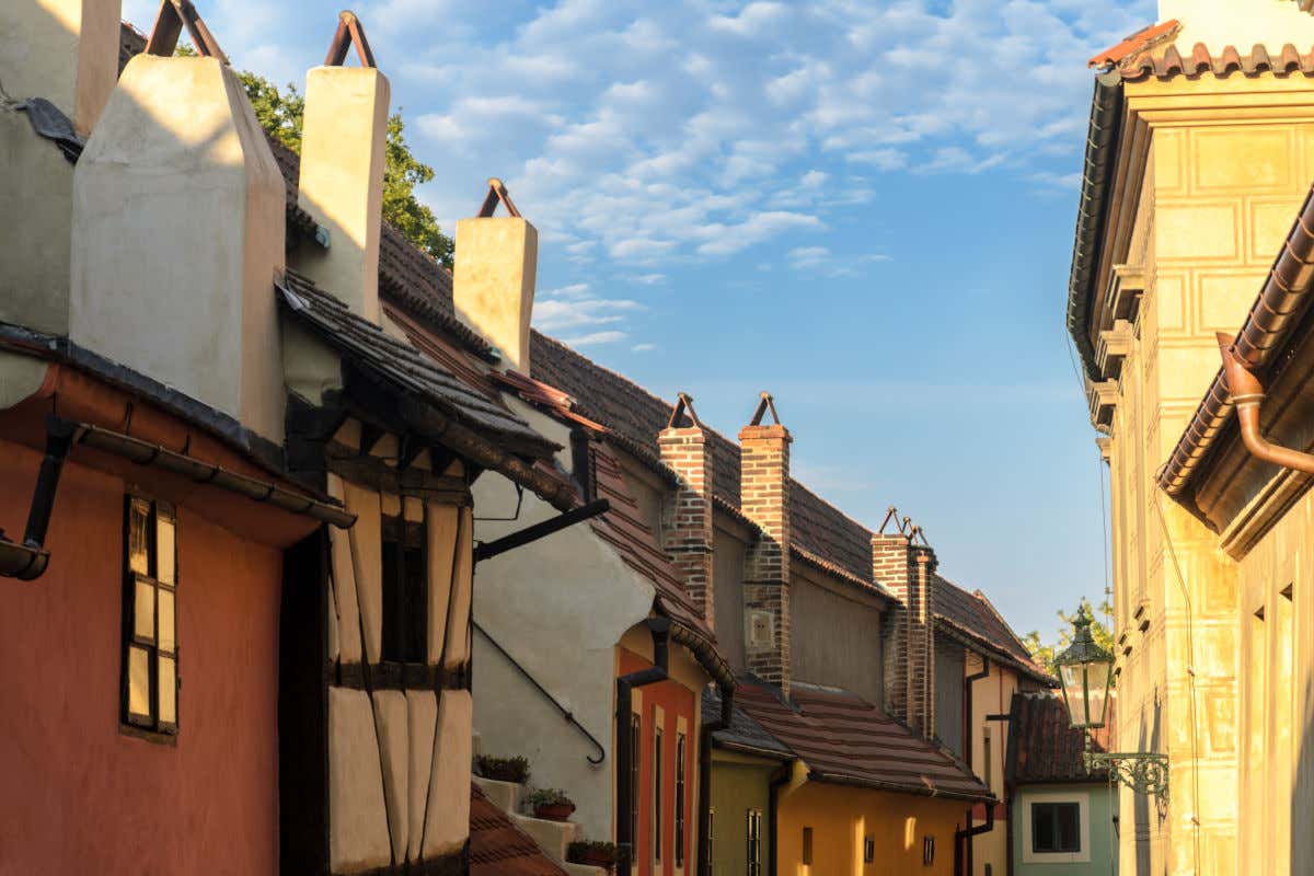 Casas baixas e coloridas com telhados inclinados na Golden Alley, um dos lugares imperdíveis de Praga