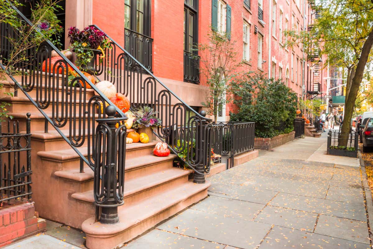 Calabazas a modo de decoración otoñal en las escaleras de acceso a las casas del barrio de Greenwich Village