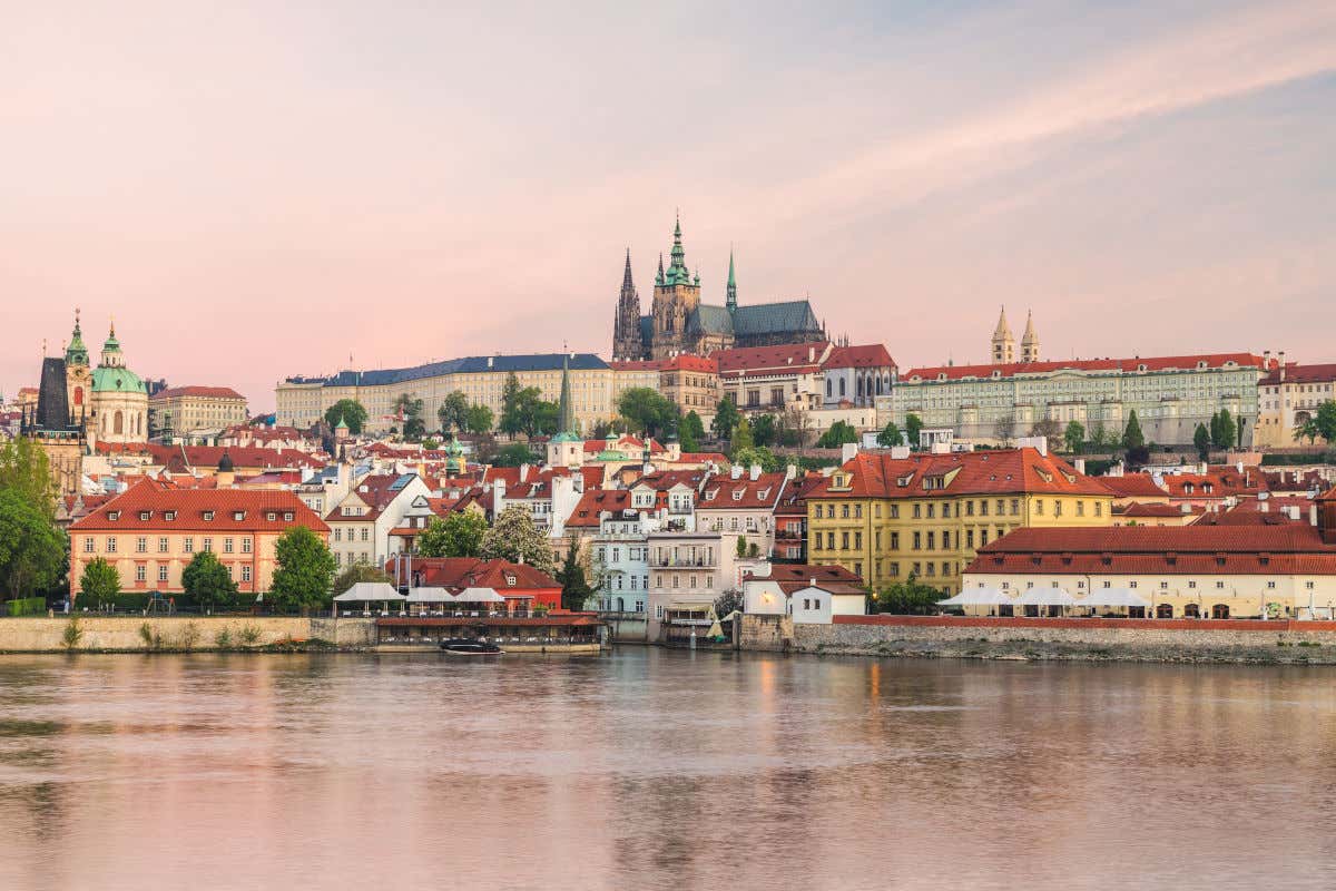 Vista panorâmica do Castelo de Praga com a Catedral de São Vito e vista para o rio Vltava