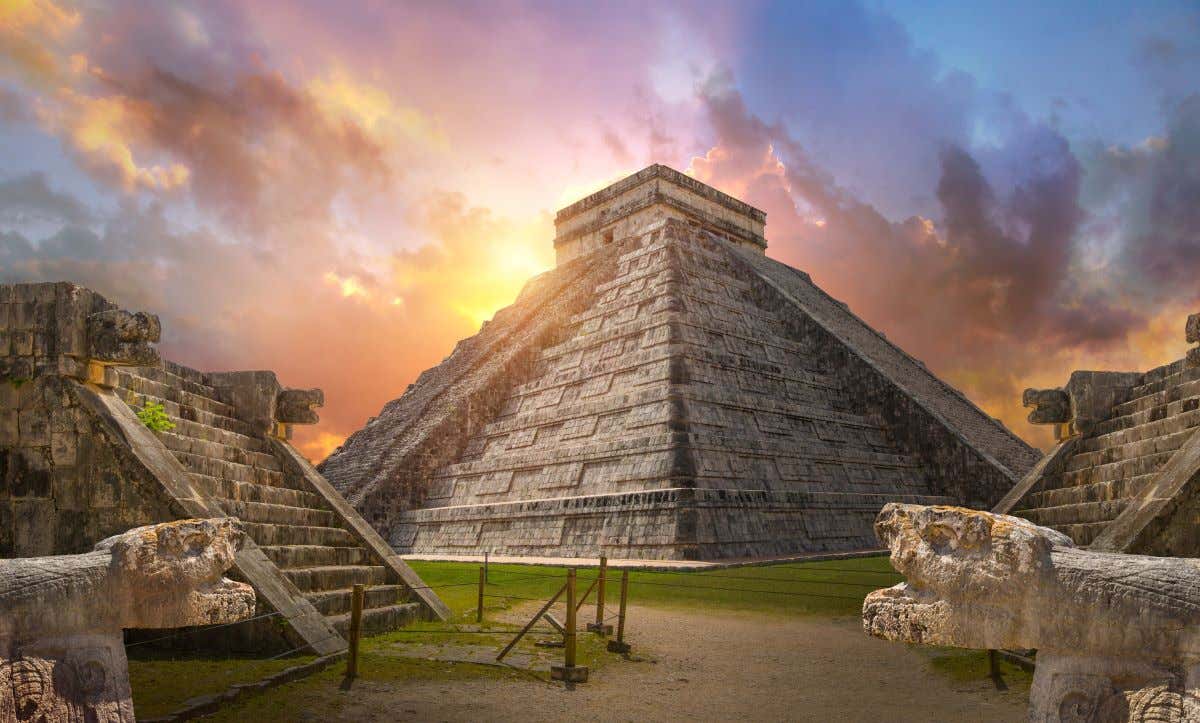 Chichén Itzá durante el atardecer, una de las Maravillas del Mundo Moderno