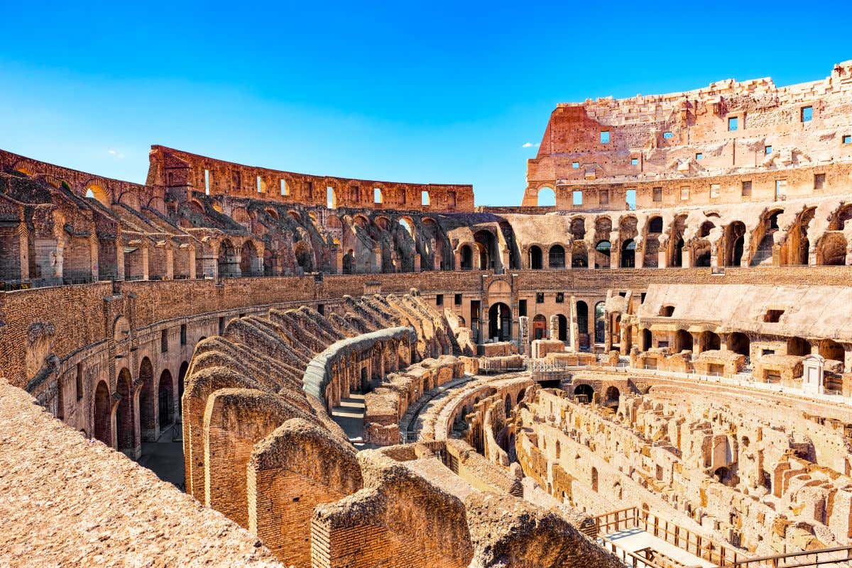 Interior del Coliseo Romano donde se aprecian sus muros