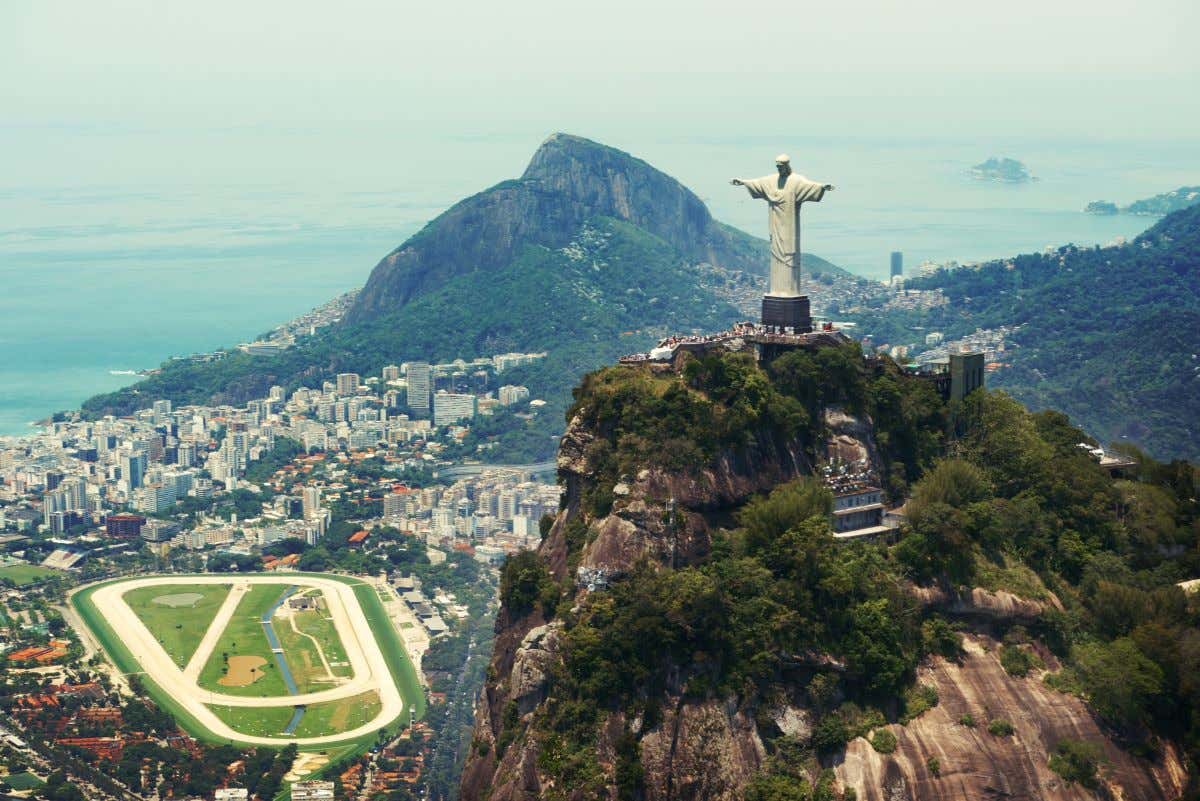 La estatua de Cristo Redentor con la panorámica de Río de Janeiro