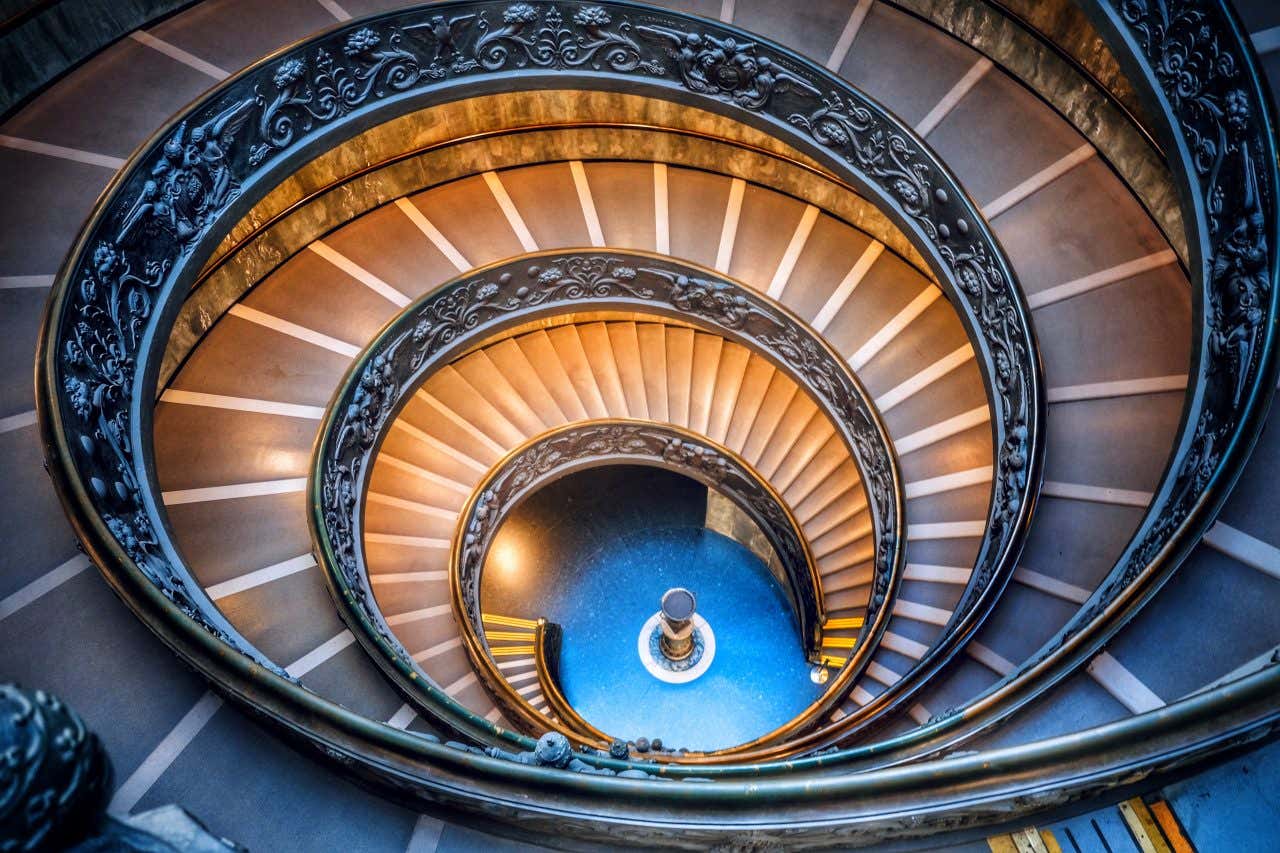 Escadaria de Bramante em formato espiral no museu Pio-Clementino