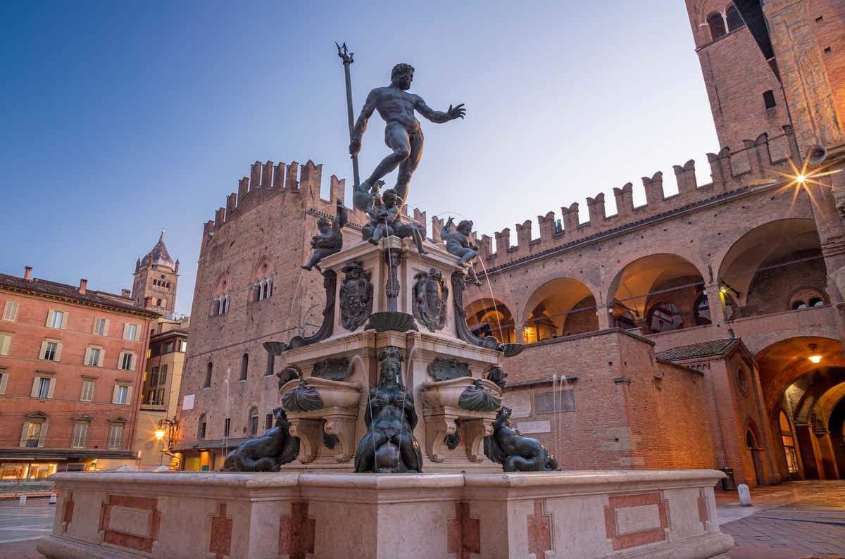 Fuente de Neptuno, rodeada de edificios históricos en la plaza de Neptuno, Bolonia