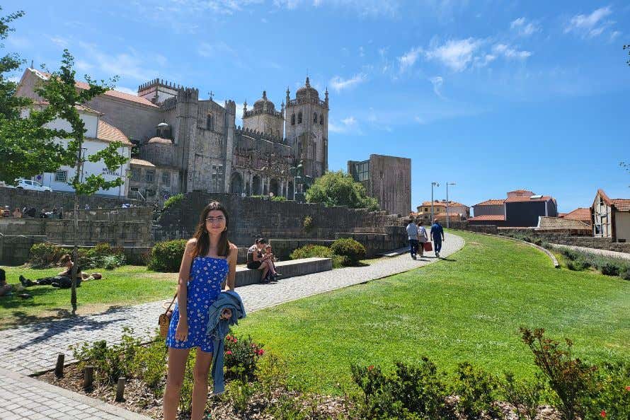 Lucía Fernáncez frente a la Catedral de Oporto en un día soleado