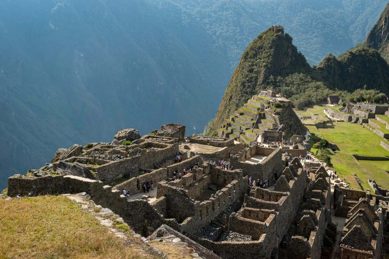 La antigua ciudadela inca de Machu Picchu, una de las  Maravillas del Mundo Moderno, rodeada del paisaje montañoso