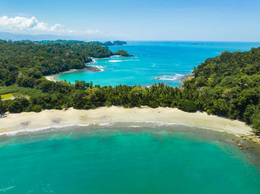 Vista panoramica di Manuel Antonio che mostra una spiaggia stretta e una fitta giungla.