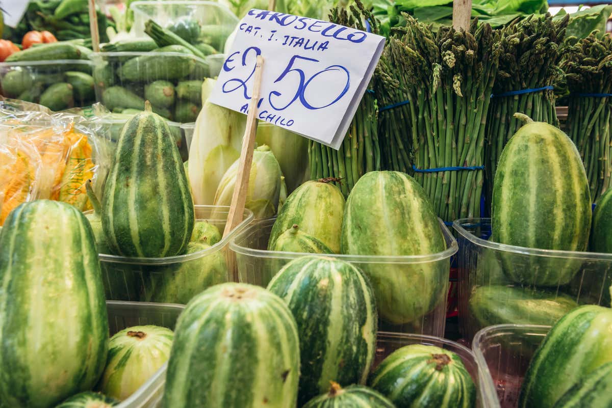 Un puesto de venta de melones en el mercado delle Ebre, de Bolonia