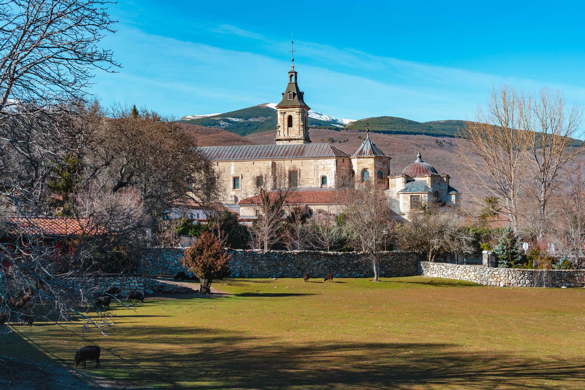 Un giardino all'esterno del Monastero di El Paular, con le colline sullo sfondo. Una delle attività nella comunità di Madrid per godersi l'autunno.