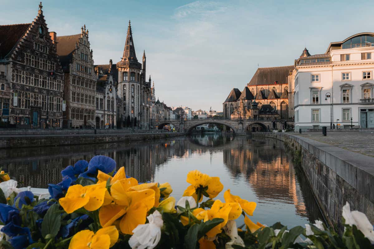 Los muelles Graslei y Korenlei decorados con flores y con varios edificios medievales alrededor y un puente de piedra