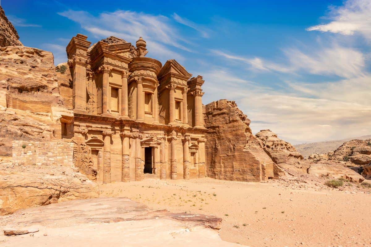 Una de las edificaciones de Petra tallada en los acantilados de piedra rosa