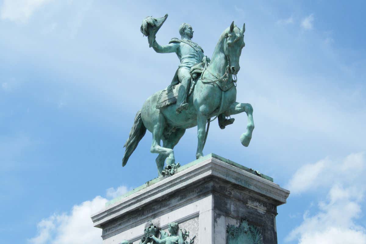 Escultura equestre de bronze em um pilar de pedra num dia claro