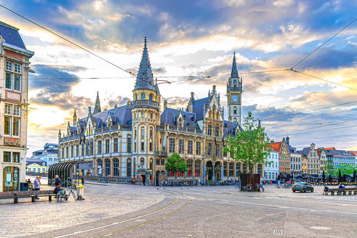 Korenmarkt, una plaza con edificios de colores y con varias vías de tranvía