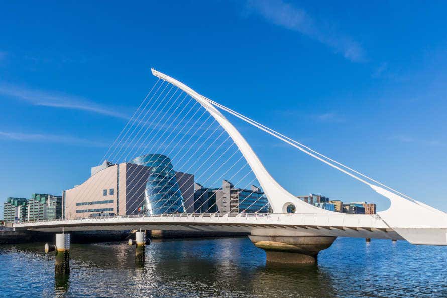 El puente de Samuel Beckett sobre el río Liffey en un día soleado