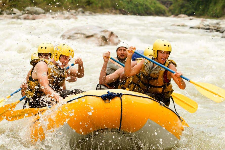 Un gruppo di amici fa rafting sul fiume Tenorio in Costa Rica