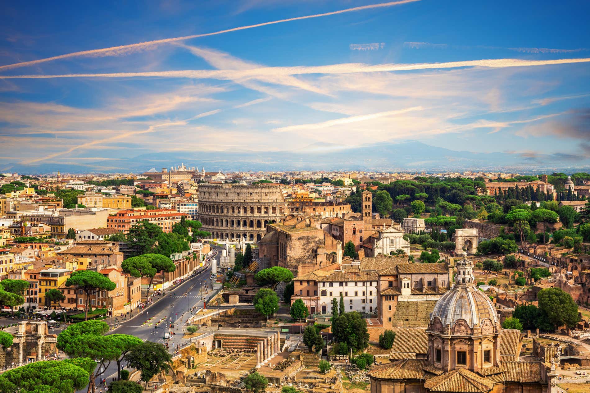 Panorâmica de Roma com o Coliseu ao fundo