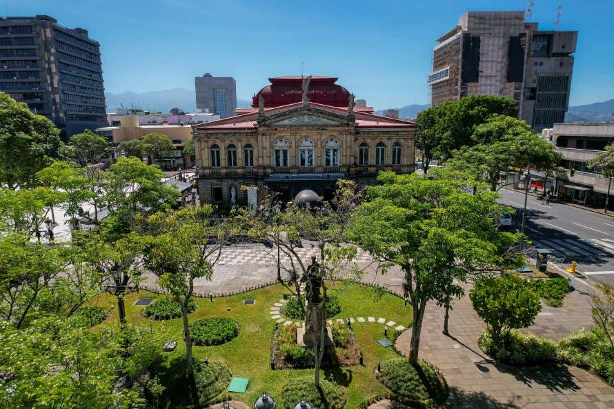 Panorámica del Teatro Nacional de Costa Rica rodeado de los edificios del centro histórico