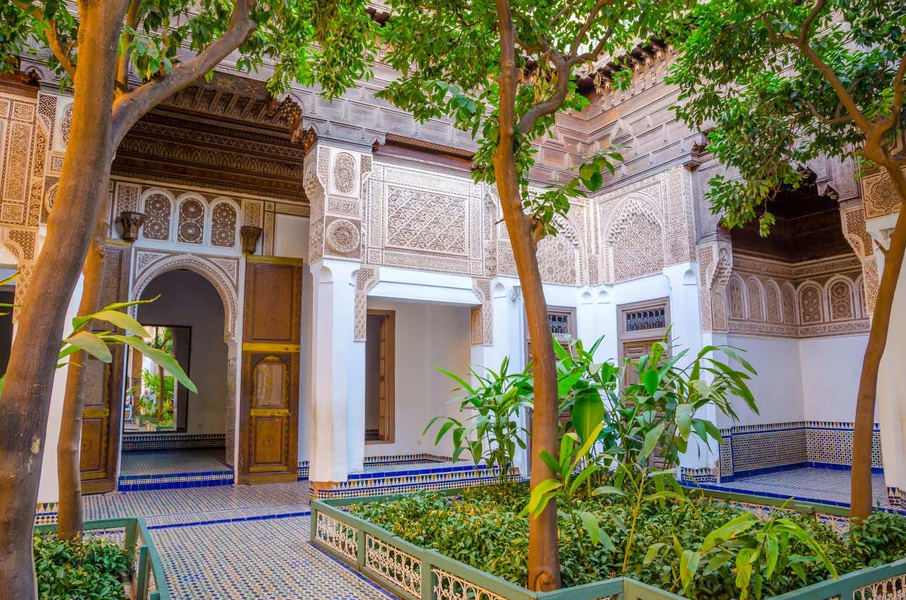 Un patio du palais de la Bahia, sculptures et mosaïques, petits jardins et arbre, une visite à faire à Marrakech