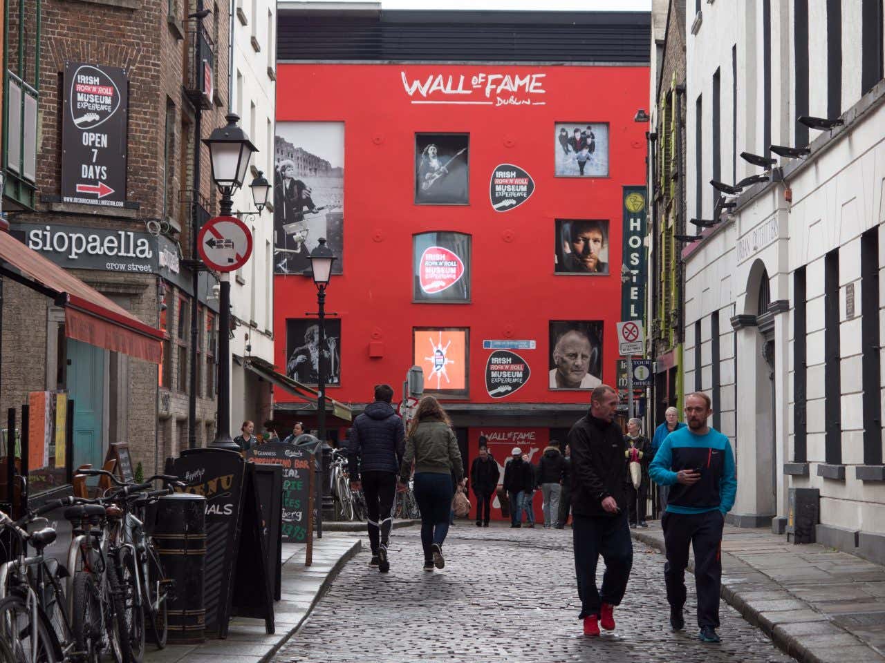 Edificio rosso dell'Irish Rock ‘n’ Roll Museum visto dalla strada ricoperto di fotografie di alcuni cantanti irlandesi famosi