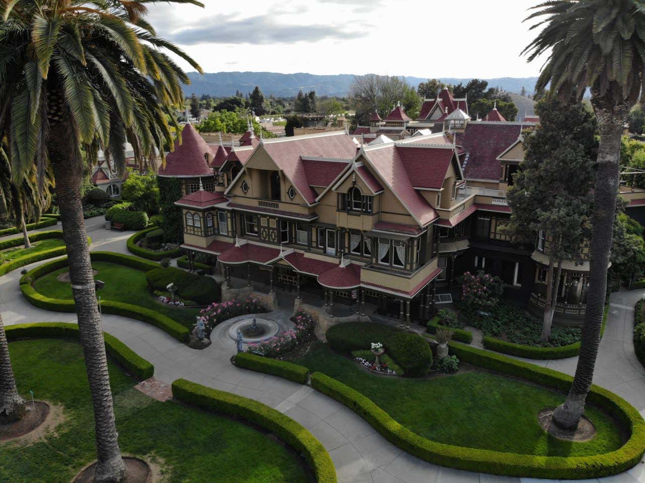 Vue sur la maison Winchester, l'une des maisons les plus hantées des États-Unis, entourée de pelouse et d'arbres